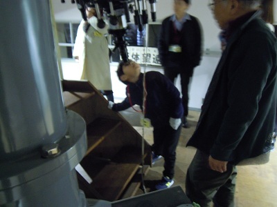 大型望遠鏡で観望している様子の写真