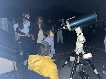 屋上で天体観望している様子の写真