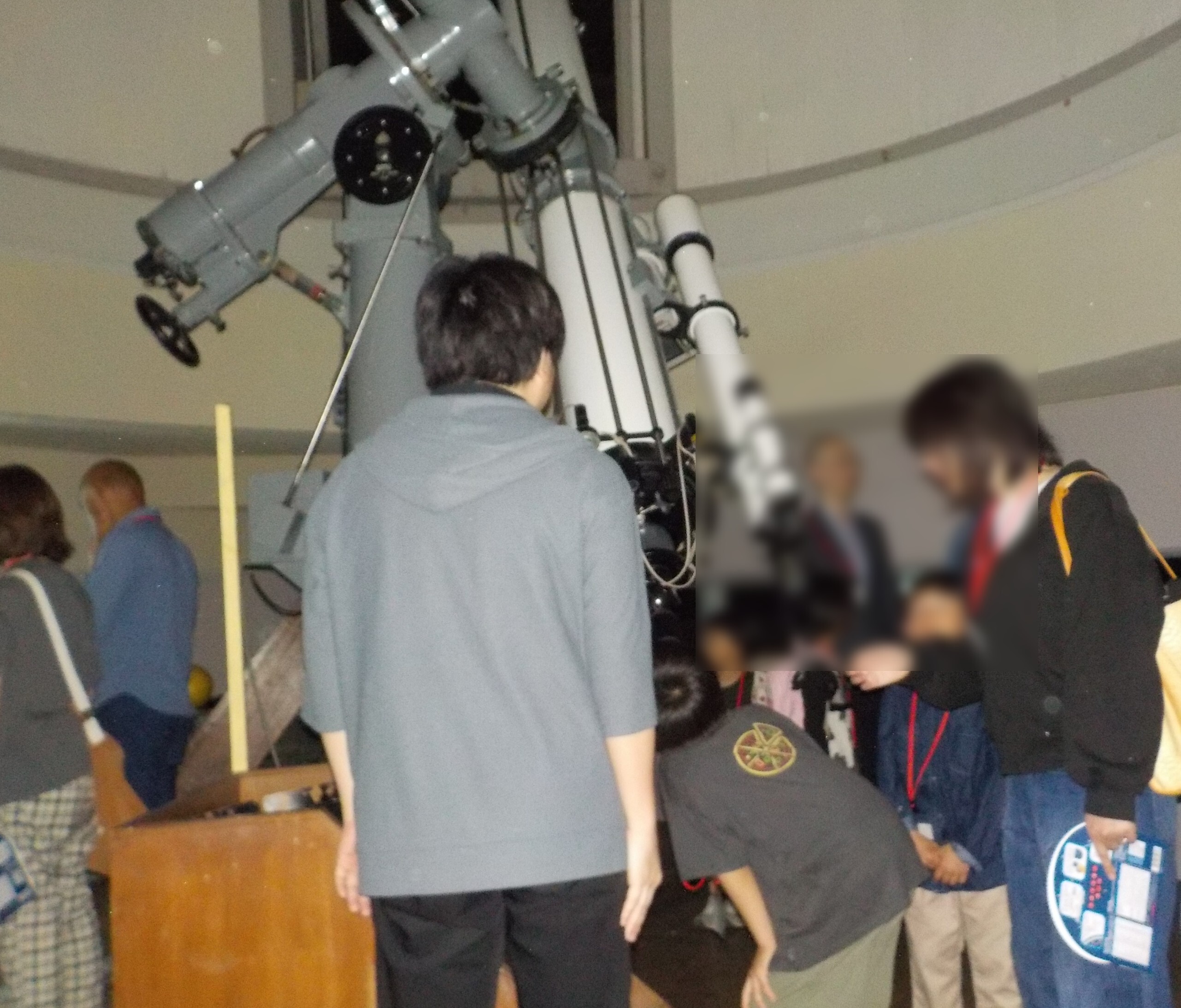 ドーム内の大型望遠鏡体験の様子